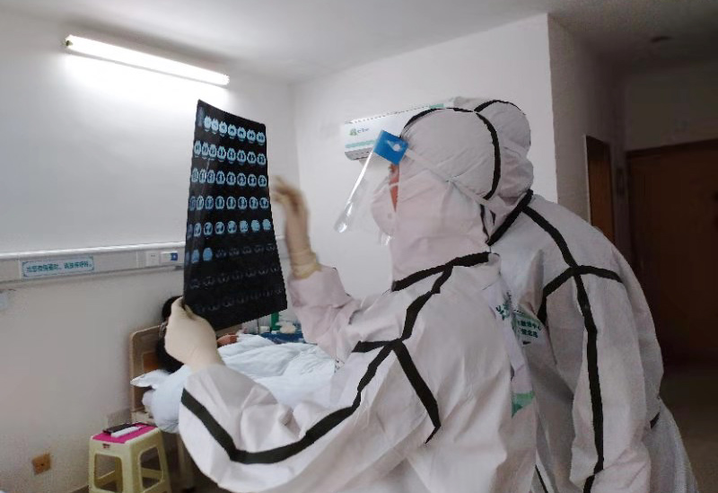 医生在查看患者影像资料。市一医院 供图
