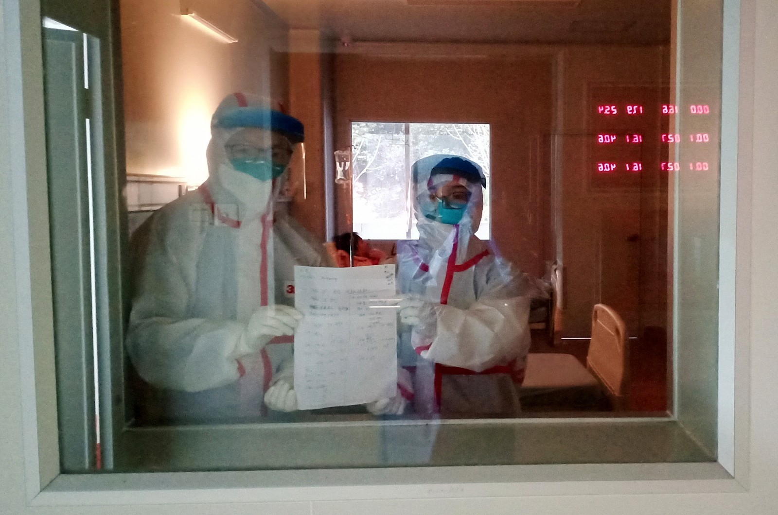 医护人员向外传递病人病情。市一医院 供图