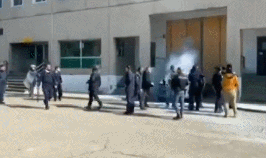 囚犯们堵住大门，意大利警方不得不使用烟雾弹驱赶囚犯 图源：社交媒体