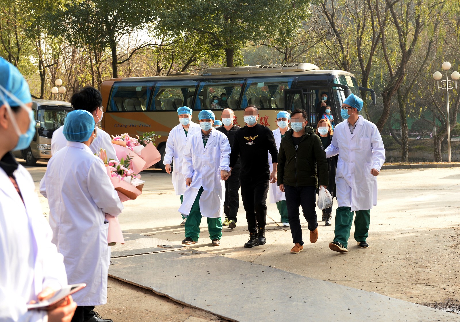 2月4日，长沙市公共卫生救治中心（长沙市第一医院北院）4名确诊病例集体出院。长沙晚报全媒体记者 石祯专 摄