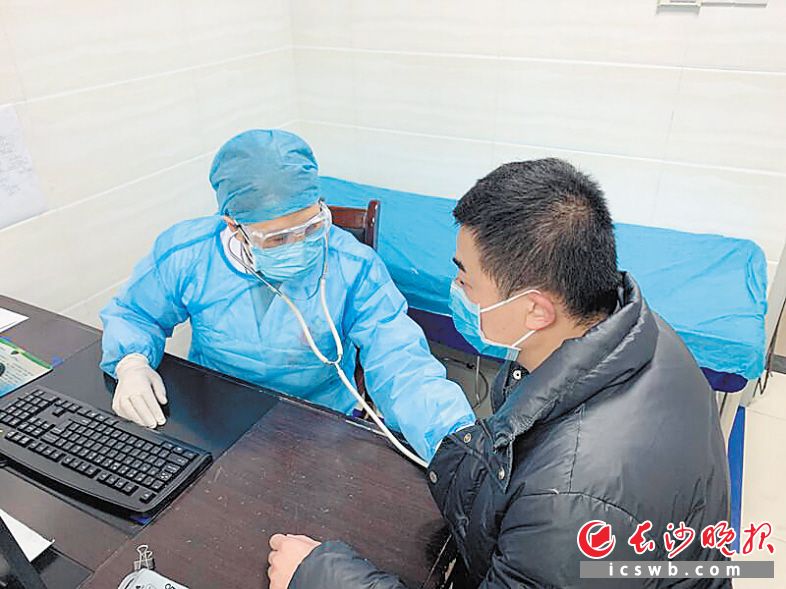 　　市四医院急诊急救中心主任黄艳在给患者做检查。　　受访者供图