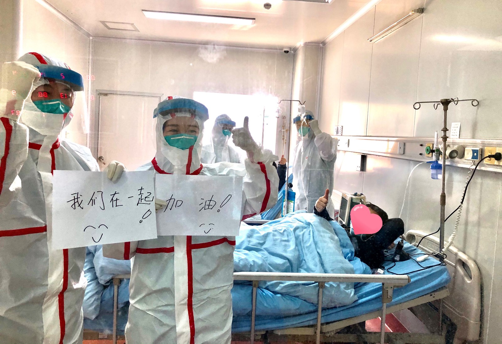 医护人员在隔离病房为患者加油鼓劲 。市一医院 供图