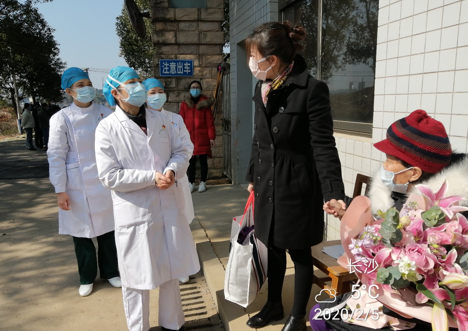 谢元林为患者做出院指导。市一医院 供图