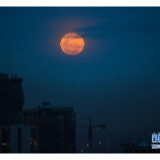 “超级月亮”现夜空