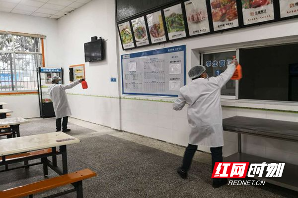 对食堂进行消毒.jpg 对食堂进行消毒.jpg