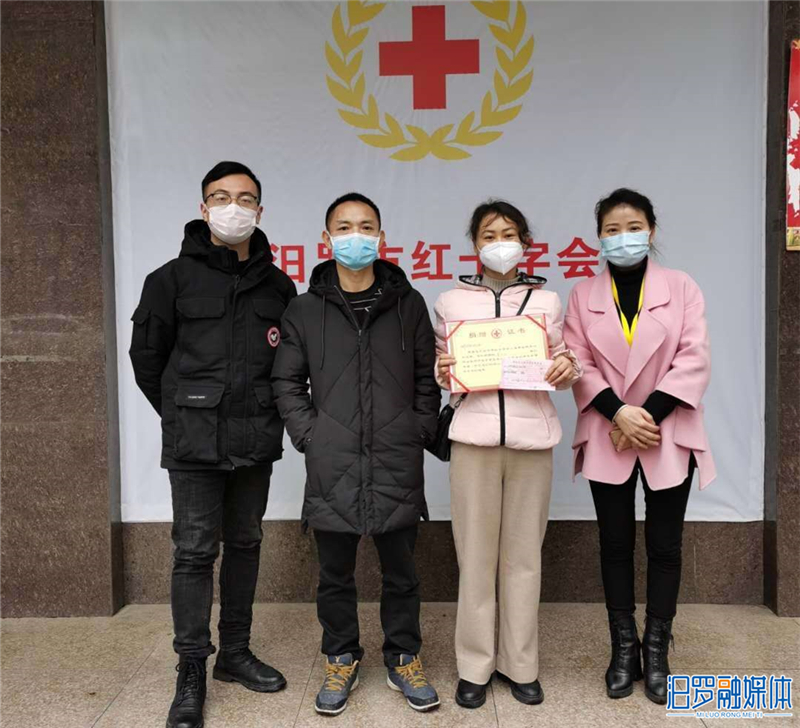 浩维美术学校将10000元爱心款捐赠给了汨罗市红十字会.jpg