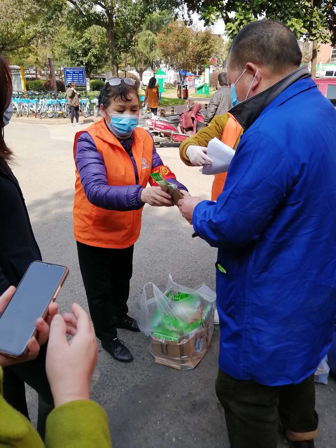 劳动节礼包|乌鲁木齐百名环卫工人收到爱心大礼包