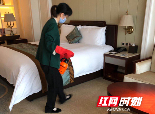 丽波国际酒店工作人员正在对客房进行消毒。副本.jpg