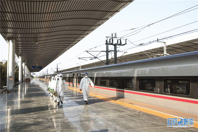 汨罗市蓝天救援队在汨罗东站进行消毒作业_副本1.jpg