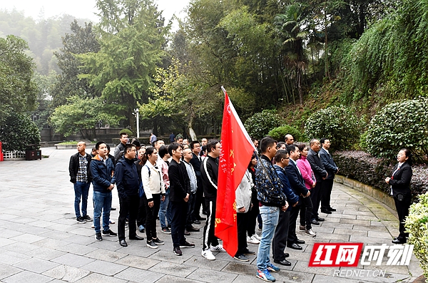 韶山党性教育基地老师在滴水洞一号楼前进行现场教学.jpg