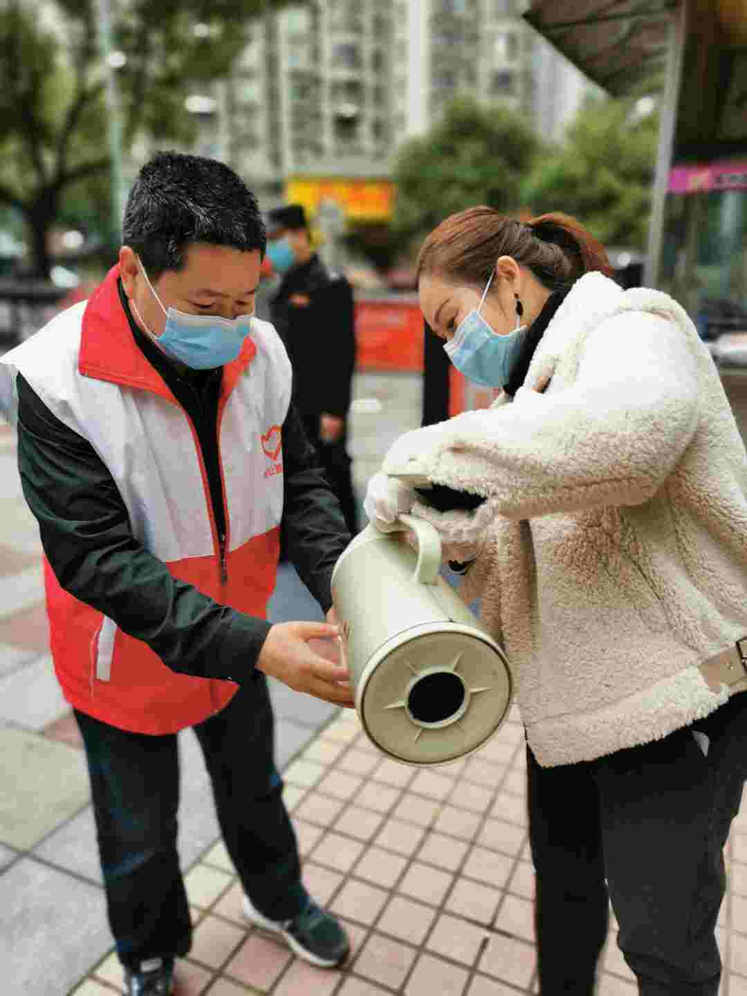 四季花园15栋204肖大姐为我们送姜汤茶.jpg