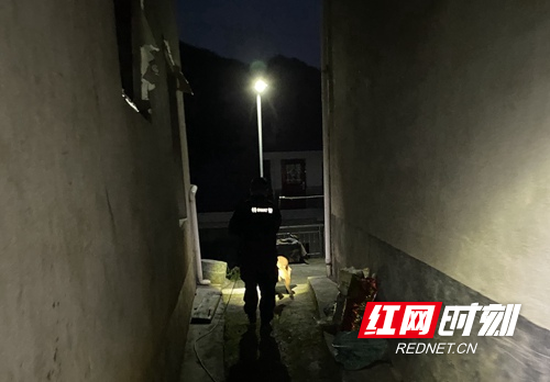 2、民警携警犬在家附近搜寻_副本.jpg