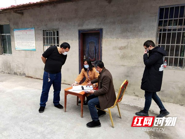 武冈：驻企联络员为企业复工复产“护航”_副本.jpg