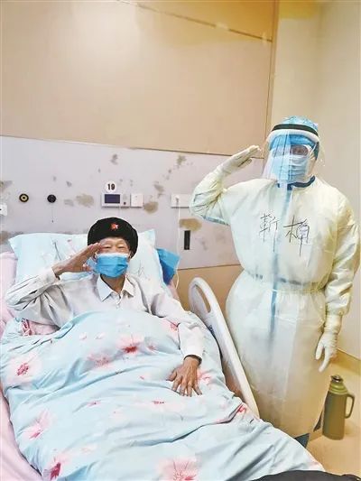 "80后"护士长与抗美援朝老兵的病房邂逅:一起敬军礼!