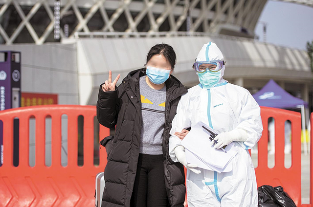 3月10日,武汉市江夏方舱医院医护人员与治愈者合影留念