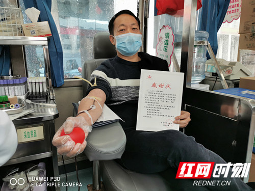 图为涟源市卫生健康局党组成员邱光灿正在献血.jpg