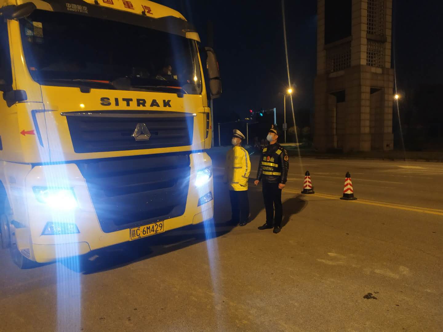 行动重点对辖区内的货车道路运输证、驾驶证、行驶证以及是否存在超载等问题进行检查。
