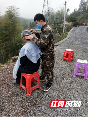 疫情期间理发难 武冈小伙“义剪”受好评_副本_副本.png 疫情期间理发难 武冈小伙“义剪”受好评_副本_副本.png