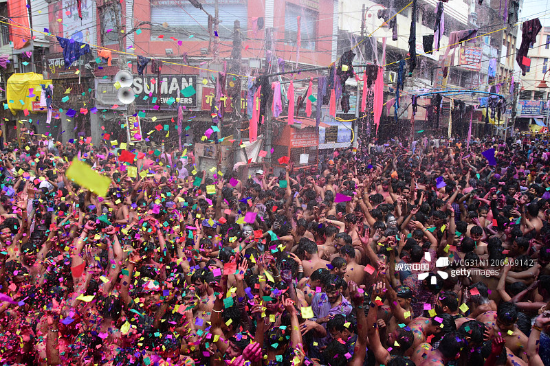 当地时间2020年3月11日，印度阿拉哈巴德，狂欢者庆祝胡里节。