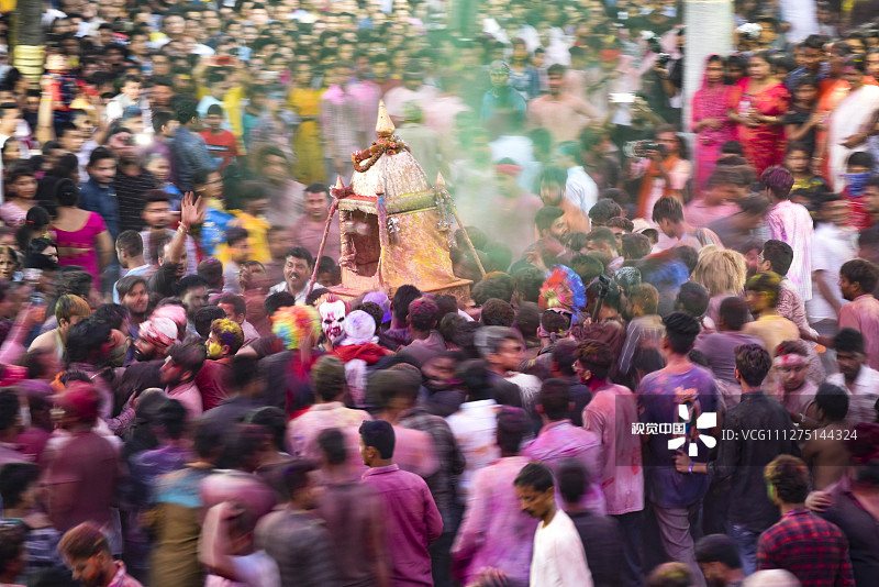 当地时间2020年3月11日，印度阿拉哈巴德，狂欢者庆祝胡里节。