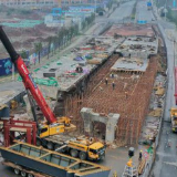 云龙大道快速化改造 首跨钢箱梁吊装合龙