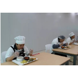 一家人吃饭也要分桌，不是硬核是硬伤