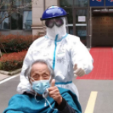 落日余晖下的老爷爷可以下床啦！