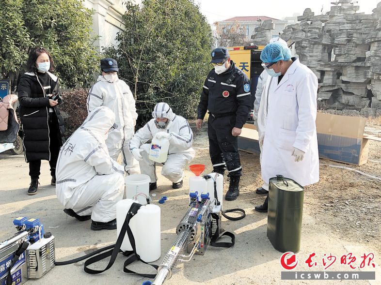　　2月5日下午，孝感市第一人民医院，长沙蓝天队员给医院工作人员进行消毒培训。长沙蓝天供图