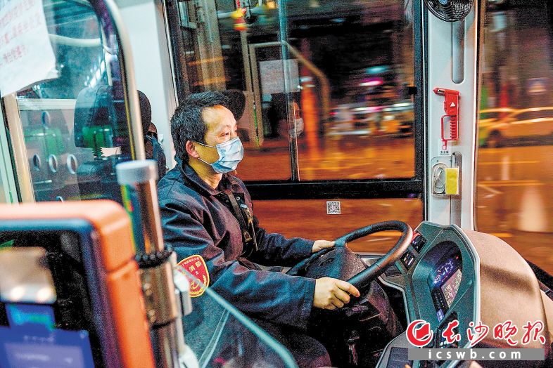 22∶46 公交师傅苏志钢驾驶的116路末班车到达天心区友谊路终点站，熄火后他要为车厢消毒。