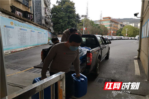 桂阳局入党积极分子王超琪购买了375公斤84消毒液送到县红十字会.jpg