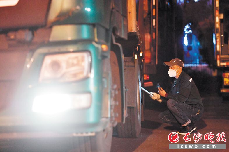 03∶10 中国邮政长沙邮区中心局驾驶员王育群在向武汉发车前仔细检查车辆。