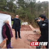 桑植县公安局上门服务 九十岁老人竖起大拇指
