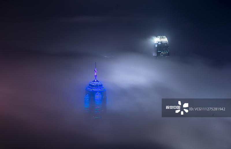 2020年3月12日晚，香港维多利亚港上空出现难得一见的平流雾景观，云雾在高楼大厦间流淌，宛如人间仙境。