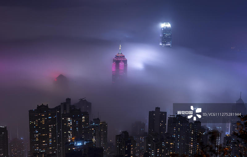 2020年3月12日晚，香港维多利亚港上空出现难得一见的平流雾景观，云雾在高楼大厦间流淌，宛如人间仙境。