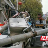 邵阳县：汽车撞断5根电杆，电力工人连夜抢修
