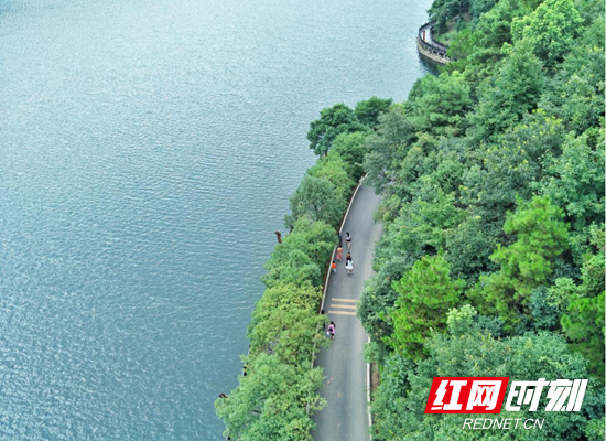 位于长沙雨花区的石燕湖旅游区，以自然山水、生态休闲著称。景区拥有全透明天空玻璃廊桥、丛林穿越、游船画舫等核心体验。