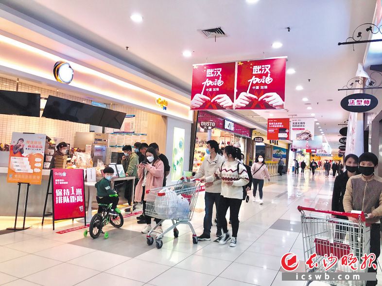 　　在宁乡城区，大润发购物中心的人气满满。喻恩来 摄