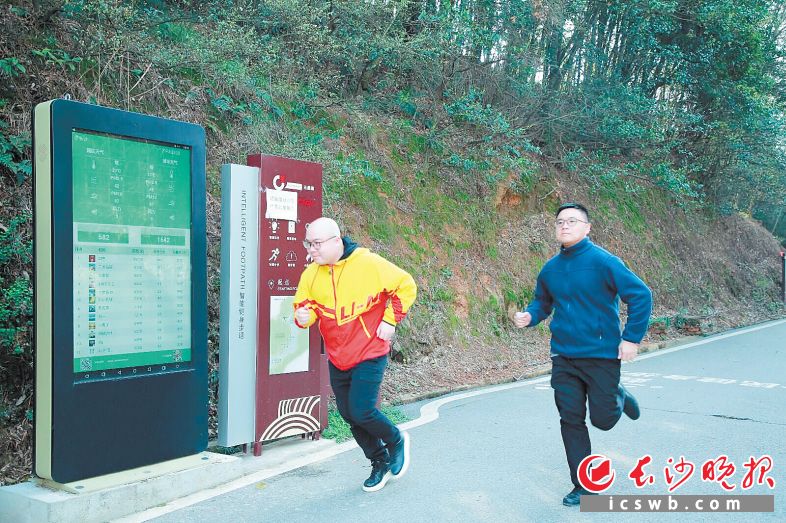 　　市民在智慧跑道上跑步，电子屏显示其运动排名。 长沙晚报通讯员 陈朝伟 摄