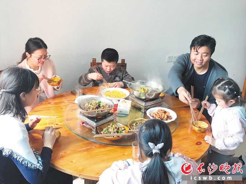 随着公筷母勺在宁乡城乡推广，卫生防疫得到有效保障。图为灰汤镇云山农庄，游客一家人尽享土菜美食。 陈燕 摄