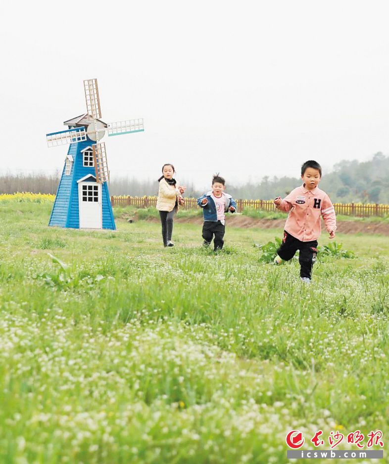 　　优卓花海牧场里，小朋友正追逐嬉戏。刘静 摄