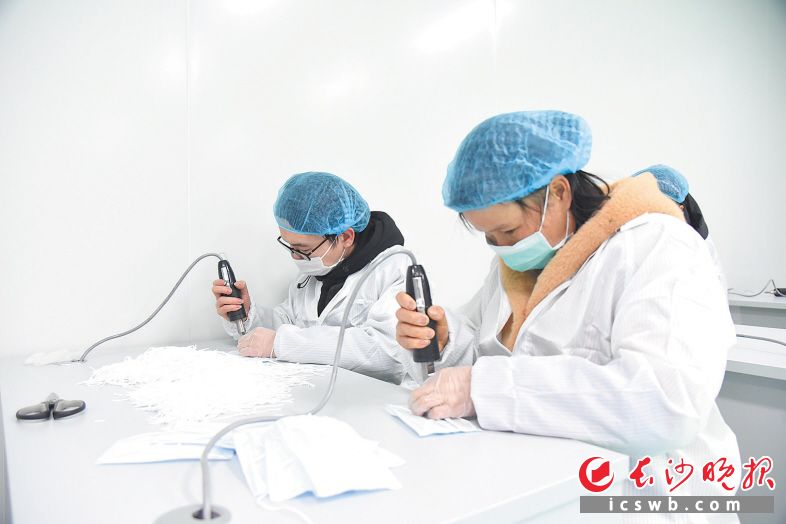 　　工人们在熟悉口罩生产工艺。长沙晚报全媒体记者 刘琦 摄