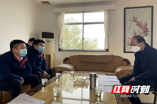 供电公司人员走访湖南宏力纺织有限公司宣传阶段性降低用电成本政策 刘思琪摄.jpg