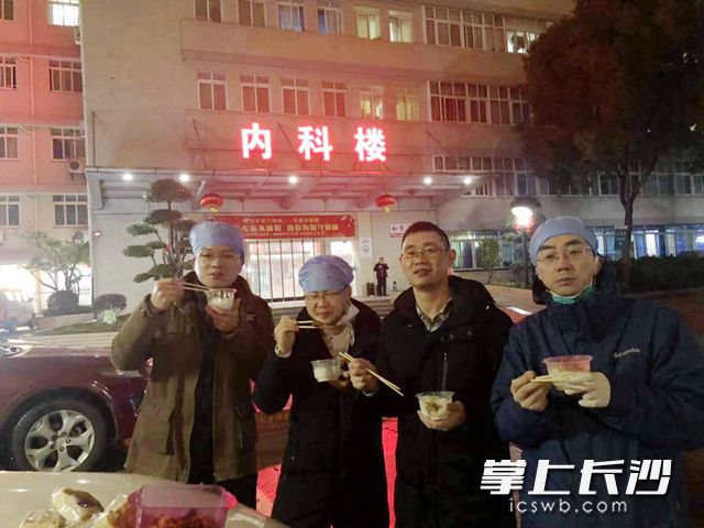 除夕当晚，明康中锦常务副总经理丁锦和他的团队在武汉第六医院吃了一顿特殊的年夜饭。通讯员 周徐 供图