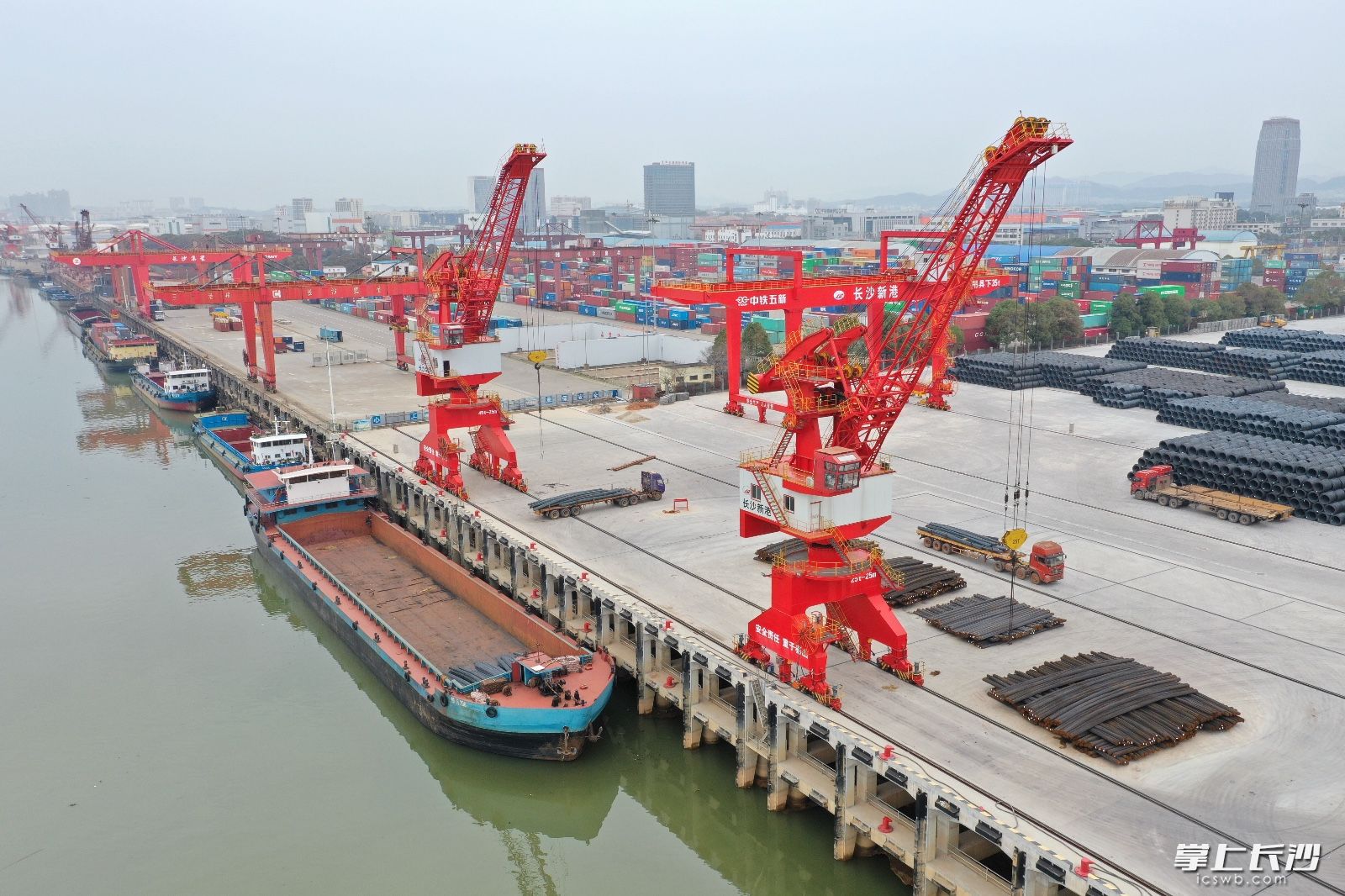 25日下午,长沙新港已全面复工复产,码头生产作业一片繁忙.
