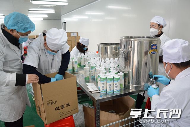 1月29日，在慈辉医疗生产车间，员工们加班加点生产捐赠抗菌消毒液支援防疫一线。岑军 摄