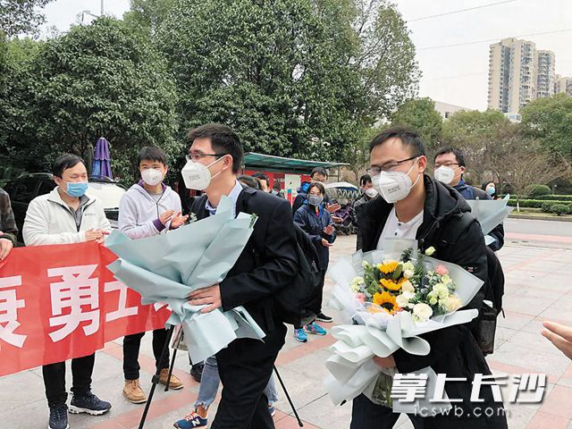 近日，明康中锦支援武汉抗疫一线的党员团队凯旋归来，受到热烈欢迎。企业 供图
