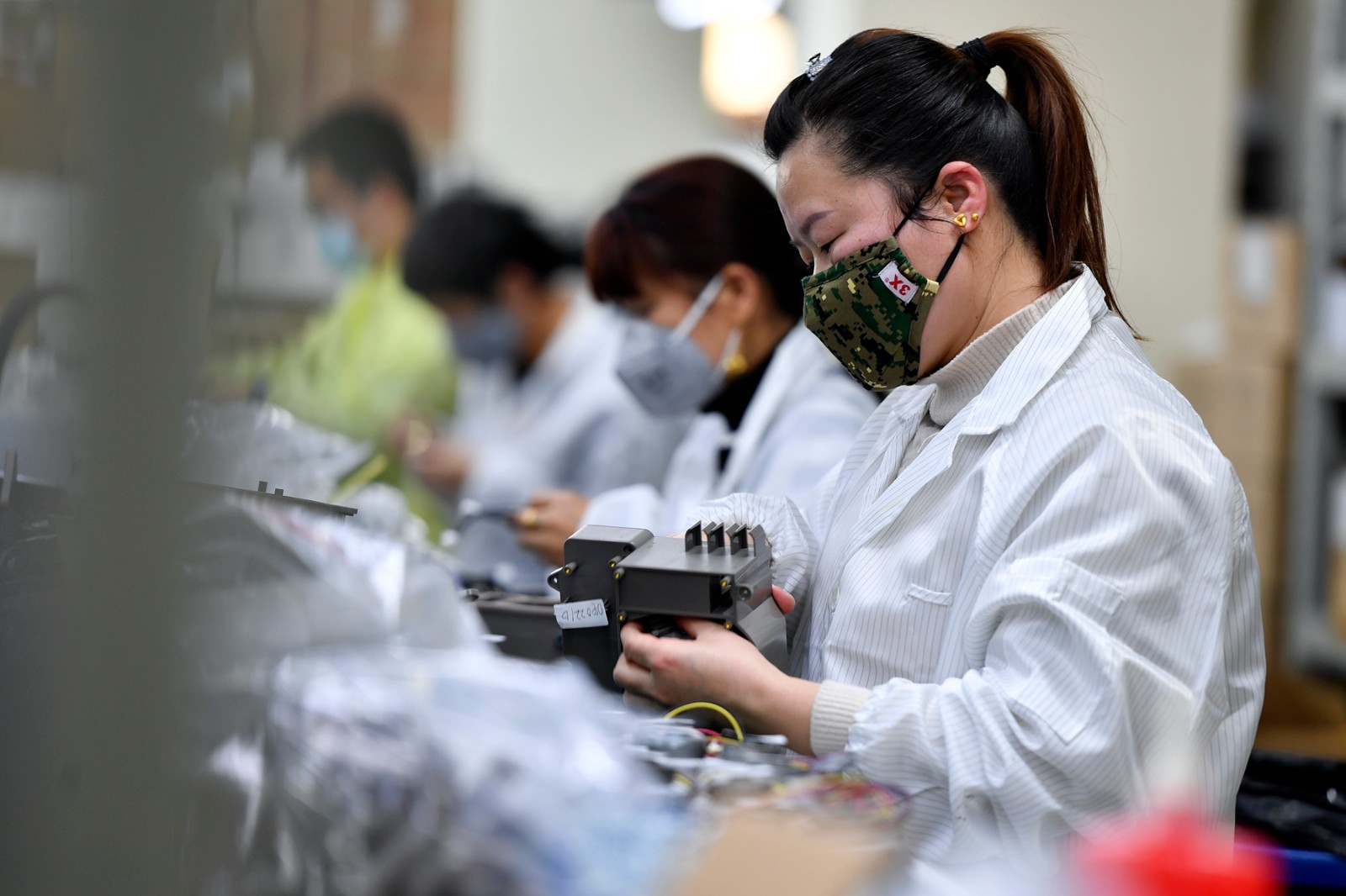 湖南明康中锦医疗科技发展有限公司生产车间内，员工们正忙着组装零部件。长沙晚报全媒体记者 王志伟 摄