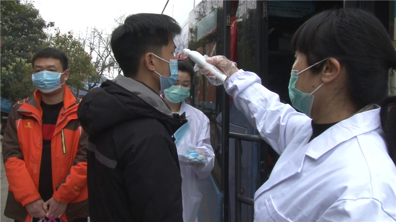 唐鹏 鹤城区 送岗专车再出发 打通农民工复工最后一公里.mp4_20200319_152407.601.jpg