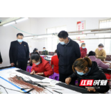 武冈：扶贫车间忙复工 群众就业稳增收