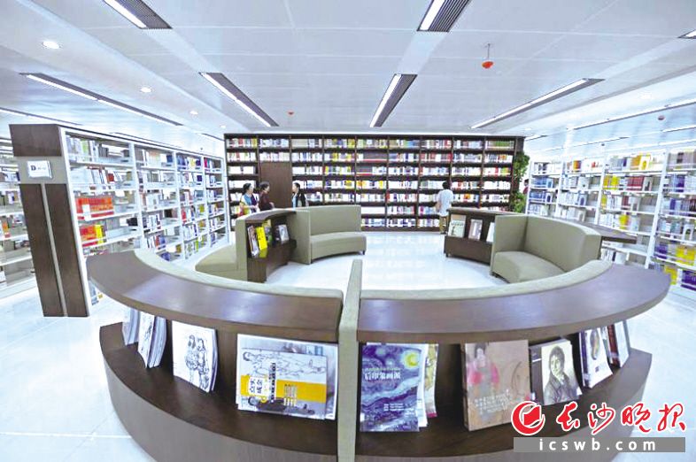 　　书香四溢的长沙图书馆，让读者乐在其中。长沙晚报全媒体记者 胡兆红 摄（资料图片）